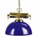 Подвесная лампа с синим абажуром.